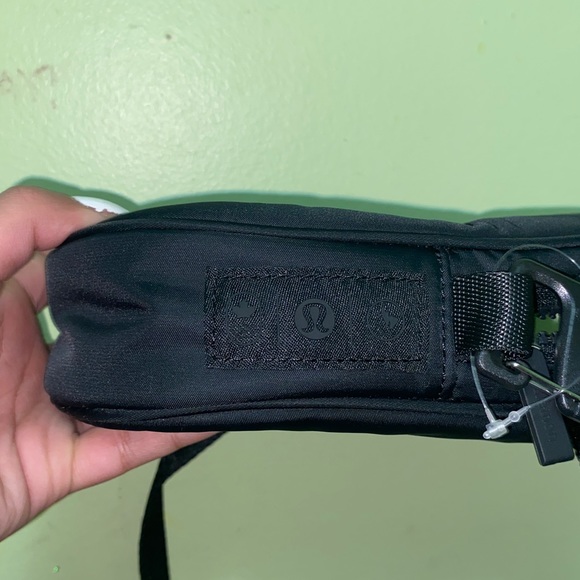 Lululemon black future legacy crossbody bag - Picture 4 of 6